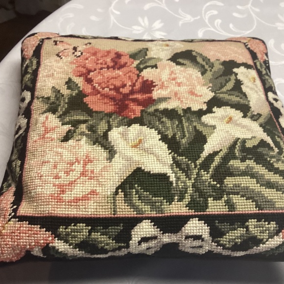 PETIT POINT PILLOW FLOWERED. - Picture 4 of 6
